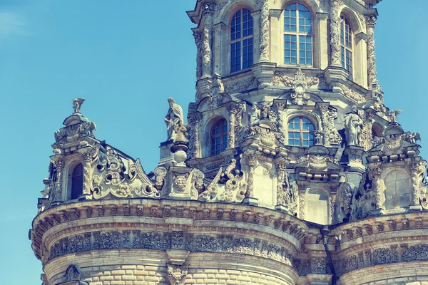 Rússia, região de Moscovo, Dubrovitsy. Igreja da Virgem Santa. detalhes da arquitetura do estilo barroco — Fotografia de Stock