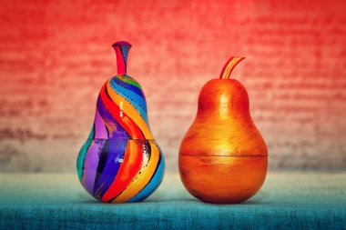 İki dekoratif armut, tahtadan yapılmış ve el ile boya boyalı. Modern tek parça sanat