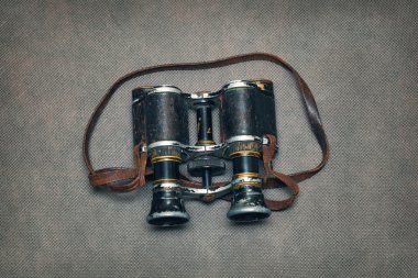 karanlık bir arka plan üzerinde eski vintage dürbün