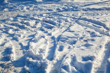 arka plan doku kar. Ayak izleri kar ve araba