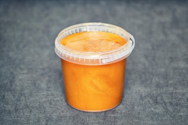 Karanlık bir arka plan üzerinde arı doğal bal