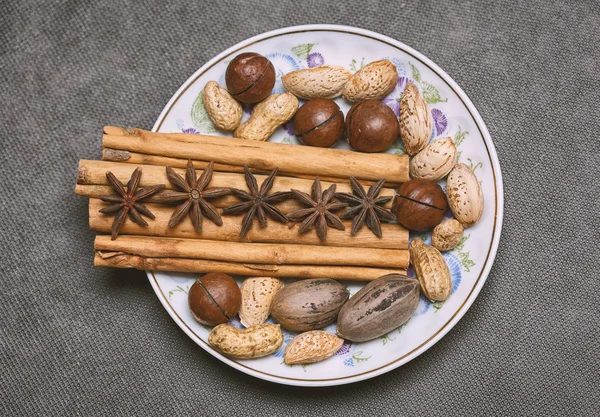 Vánoční ozdoby lahodné - skořice, ořechy, koření — Stock fotografie