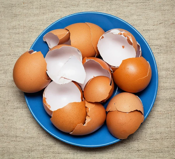 Zerbrochene Eierschalen in einem Teller von oben — Stockfoto
