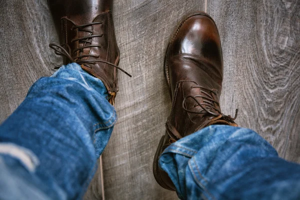 Sapatos de couro de moda e jeans azuis na perna humana — Fotografia de Stock