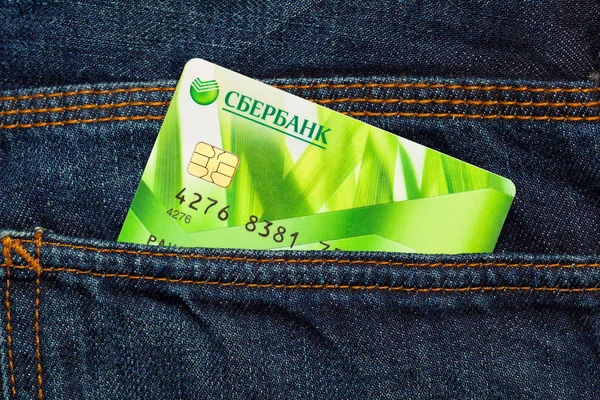 Moskva, Rusko - 6 února 2016: Sberbank Plastová karta v zadní kapse džín. Sberbank - největší bankou v Ruské federaci — Stock fotografie