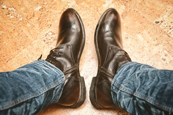 Ноги в джинсах и кожаных сапогах — стоковое фото