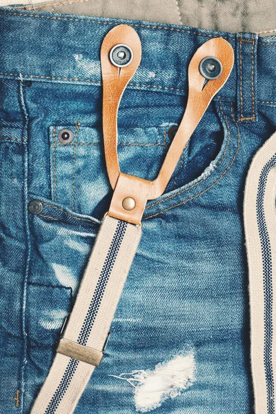 Jeans con fori appositamente creati Invecchiato e bretelle da vicino — Foto Stock