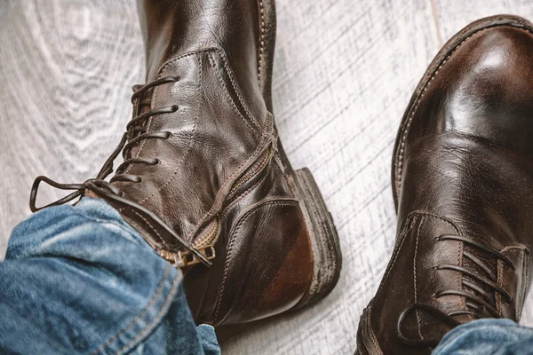 Botas e calça em pés masculinos de perto — Fotografia de Stock