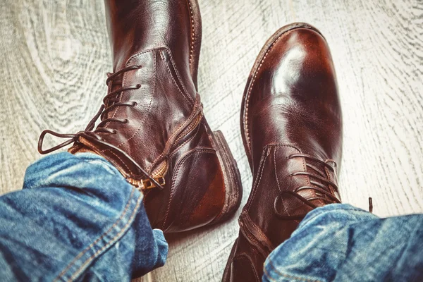 Modieuze schoenen en spijkerbroek zittend op de vloer, de vintage stijl — Stockfoto