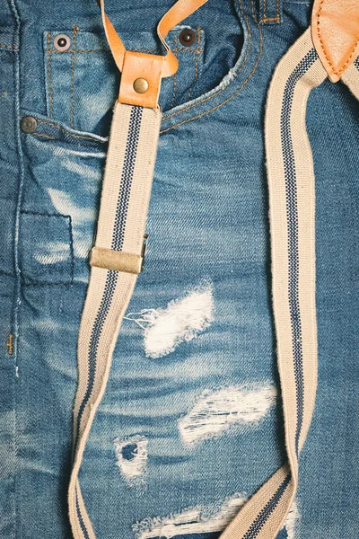 Синие джинсы с подтяжками — стоковое фото