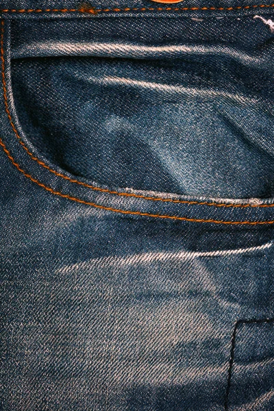 Grunge Textur Hintergrund dunkle Jeans. Raue dekorative Falten, Falten und Ausfransungen — Stockfoto