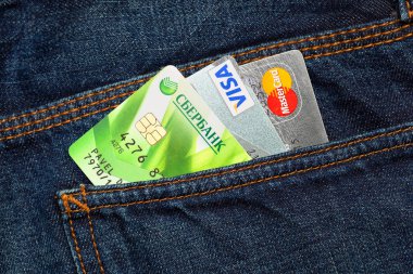 Moskova, Rusya - 6 Şubat 2016: Mastercard, Visa ve Sberbank Rusya'nın sembolü kot pantolon cebinde plastik kartla