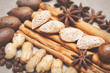 Fındık ve rustik tarzda baharatlar ile natürmort. Noel. Vintage tarzı