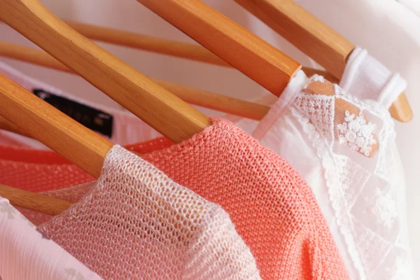 Collectie van vrouwen kleren opknoping op een rek — Stockfoto