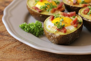 Pastırma ile avokado yumurta tekneler