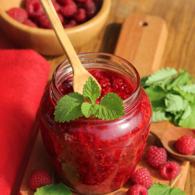 Ahududu reçeli ve masada bir rustik ahşap açık havada taze ahududu