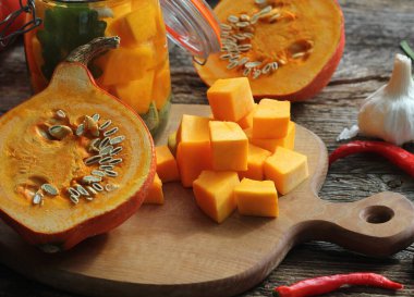 Kırsal kesim tahtasında doğranmış balkabağı ve lezzetli vejetaryen yemekleri için malzemeler.