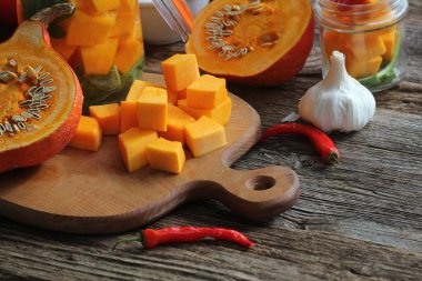 Kırsal kesim tahtasında doğranmış balkabağı ve lezzetli vejetaryen yemekleri için malzemeler.