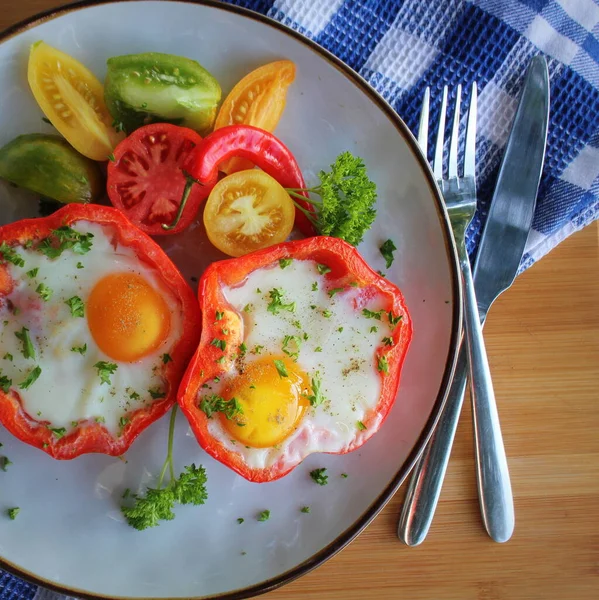 Смажене яйце в кільці болгарського перцю з травами. Барвистий здоровий сніданок — стокове фото