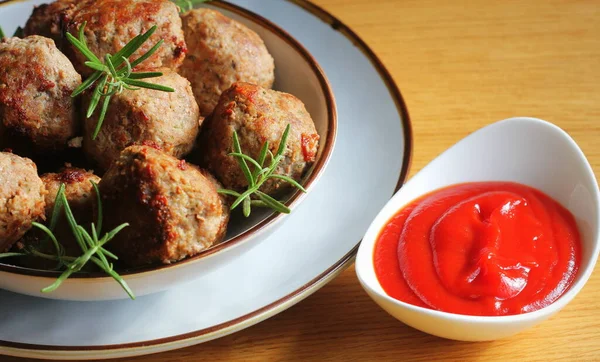 Almôndegas Assadas Deliciosas Costeletas Carne Com Souce Tomate Mesa Madeira — Fotografia de Stock