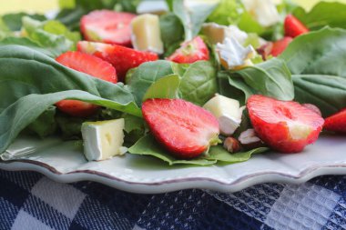 Çilekli ıspanak salatası, keçi peyniri ve fındık. .