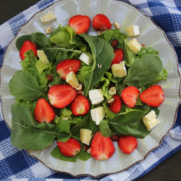 Insalata Spinaci Con Fragole Formaggio Capra Noci — Foto Stock