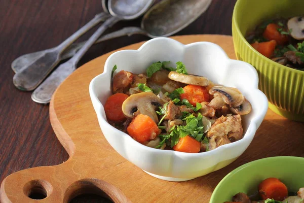 Fleischgulasch Mit Gemüse Und Pilzen Schüssel Auf Rustikalem Holzhintergrund — Stockfoto