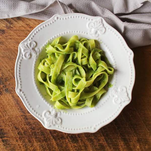 Makaron Tagliatelle ze szpinakiem i zielonym groszkiem pesto — Zdjęcie stockowe