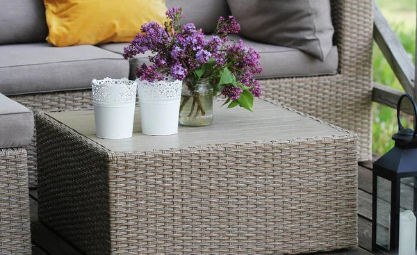 Gartenmöbel Lounge-Gruppe mit Stühlen, Sofa und Tisch in einem Innenhof. Sitzgelegenheiten auf dem Balkon, ist ein Erholungsort — Stockfoto
