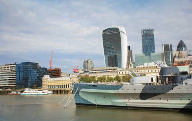 Thames nehrinin güney kıyısından görülen Londra şehrinin modern gökdelenleri
