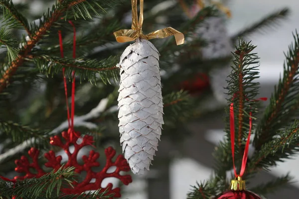 Dekoracja Świąteczna Zielonym Tle Pinecones Gałązce Jodły Kulkami Świątecznymi Dekoracje — Zdjęcie stockowe