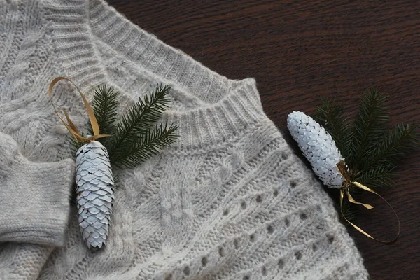 Conceito de compras e venda online de Natal. leigos planos de mulher camisola tricotada com decoração de Natal — Fotografia de Stock