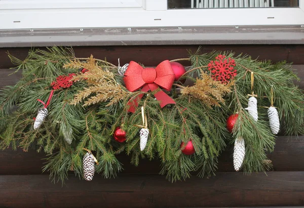 Decoração Janela Natal Uma Velha Casa Tijolos Bolas Vermelhas Ramos — Fotografia de Stock