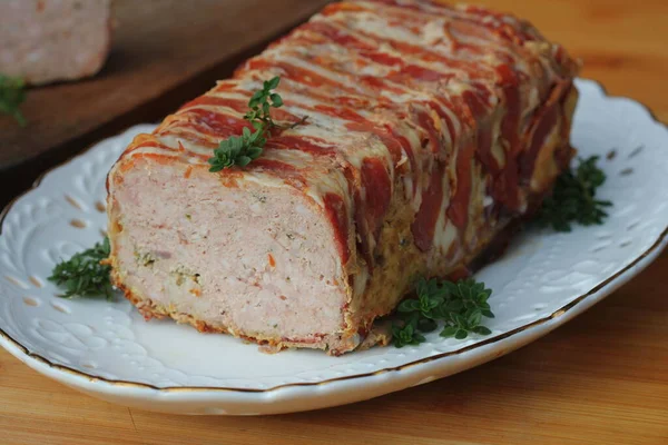 Pain de viande enveloppé dans du bacon aux herbes — Photo