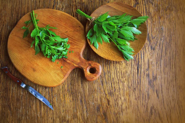 Lovage erva na tábua de corte. Fundo arborizado — Fotografia de Stock