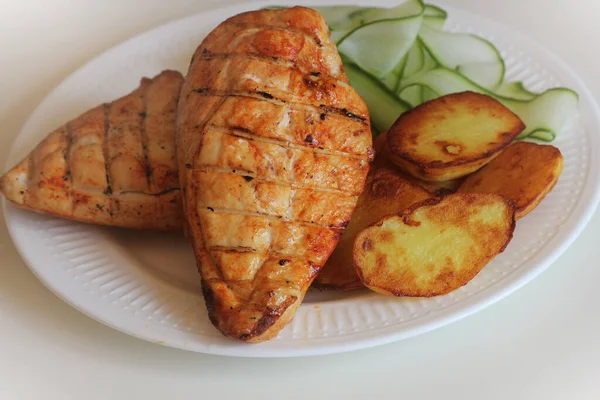 Petto di pollo alla griglia con patate. Cibo fatto in casa. Concetto per un pasto gustoso e sano. Fondo bianco — Foto Stock