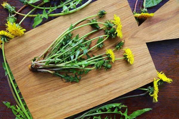 Verse Hele Paardebloem Plant Met Wortels Bloem Bladeren Een Houten — Stockfoto