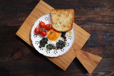 Sağlıklı kahvaltı. Taze, lezzetli yumurta ve sebze yemeği. Otlu sahanda yumurta, pırasa, soğan, lahana, dereotu .