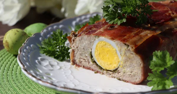 Tło Wielkanocne Chleb Mięsny Zawinięty Bekon Jajkami — Zdjęcie stockowe