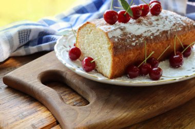 Vanilyalı ve kremalı ev yapımı vişneli bisküvi. .