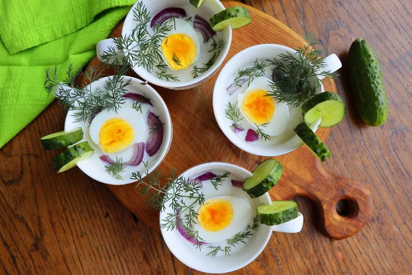 Sopa Fría Con Pepinos Yogur Huevos Hierbas Frescas Mesa Rústica —  Fotos de Stock