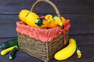 Sepette taze kabak. Eski ahşap masada çiçekli kabak.