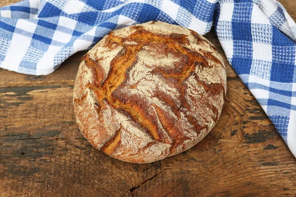 Kunsthandwerkliches Sauerteigbrot Mit Gekeimtem Roggen Heller Rustikaler Komposition — Stockfoto