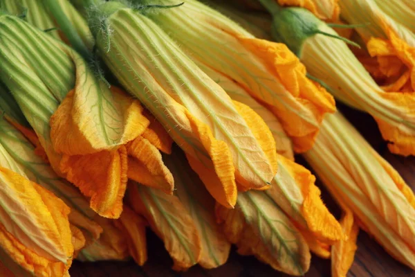 Zucchini Blüten Auf Dunklem Rustikalem Hintergrund — Stockfoto