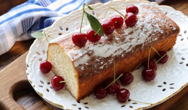 Vanilyalı ve kremalı ev yapımı vişneli bisküvi. .