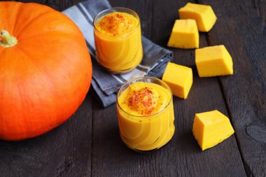 Ahşap arka planda baharatlı balkabağı püresi. Boşluğu kopyala .