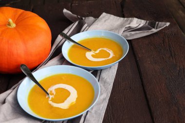 Kırsal masada sonbahar yemeği için balkabaklı taze çorba. .