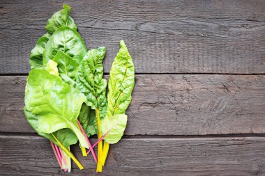 Yeni toplanmış İsviçre Gökkuşağı Mangold veya İsviçre Bahçesi Gökkuşağı Yaprakları .