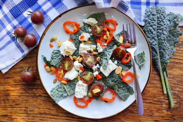 Gezonde Vegetarische Salade Met Geitenkaas Tomaat Peper Boerenkool Bovenaanzicht — Stockfoto