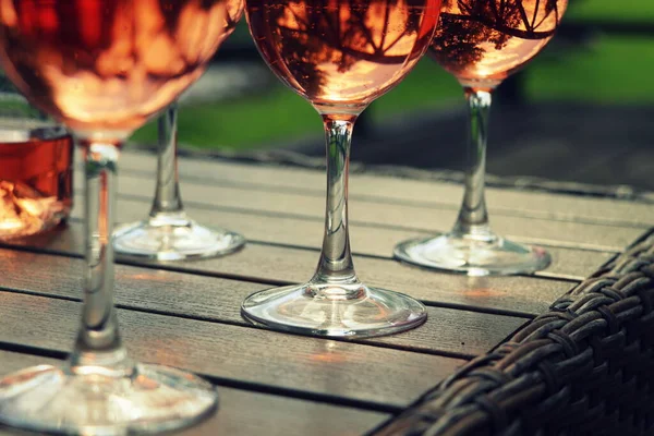 Composizione Con Bicchieri Vino Rosato Sfondo Scuro — Foto Stock